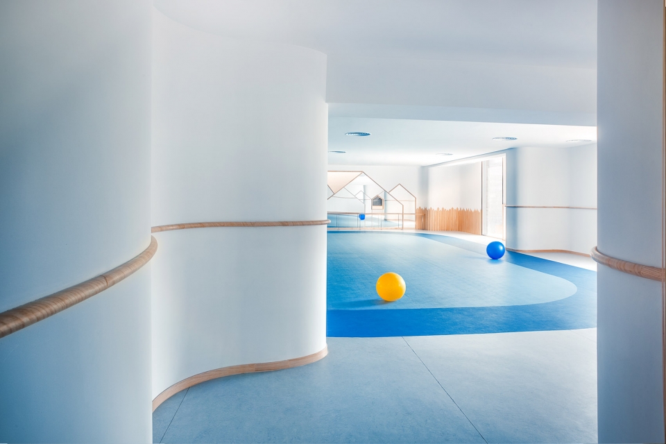 地胶幼儿园安装,户外幼儿园软地胶铺设