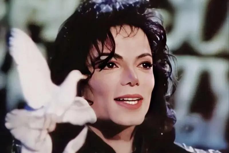 追星青年翻墙、散尽家财、自杀等现象频出，保安怒怼对得起父母吗