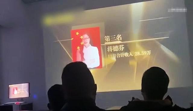 “读书无用论”重现江湖？成都一女销售月薪98万，引发网友争议