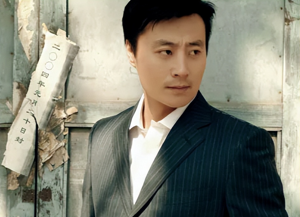 他9块钱娶了老婆住9平米的地下室7年,成名后也坚决不*妻换**