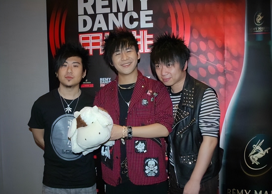 昔日爆红组合街头卖唱,曾经红极一时现在却卖唱的歌手