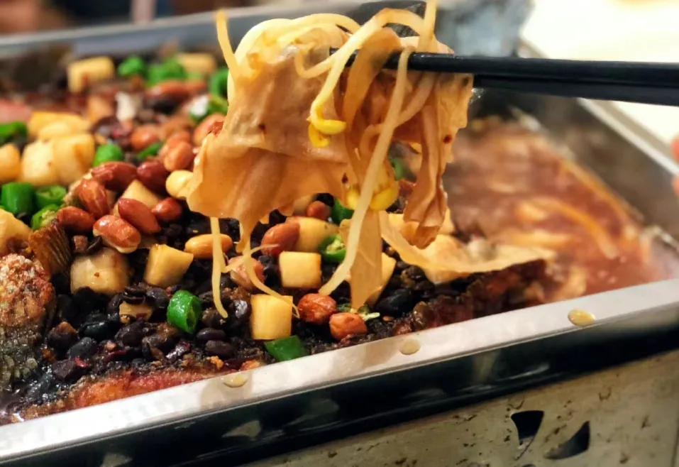 来万州吃一次正宗万州烤鱼,万州烤鱼什么味道正宗好吃