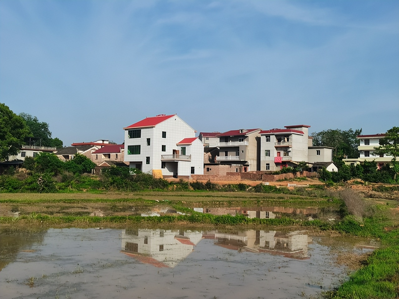 我，大学毕业5年，在餐厅当服务员，月薪2500，成了全村人的笑柄