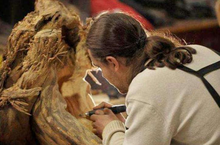 广西男子雕楠木,15米长东方雄狮根雕300万元拒卖