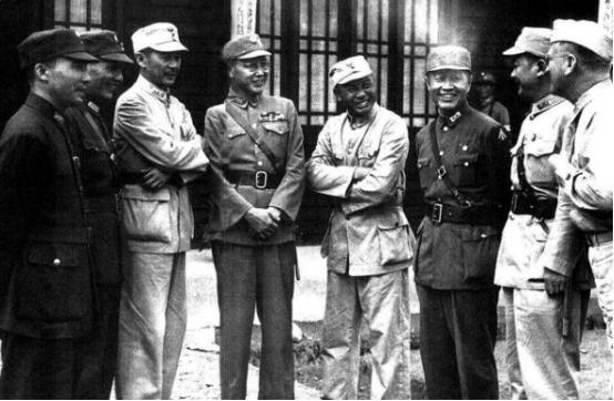 宋美龄与王耀武,1948年王耀武接见国民党将领