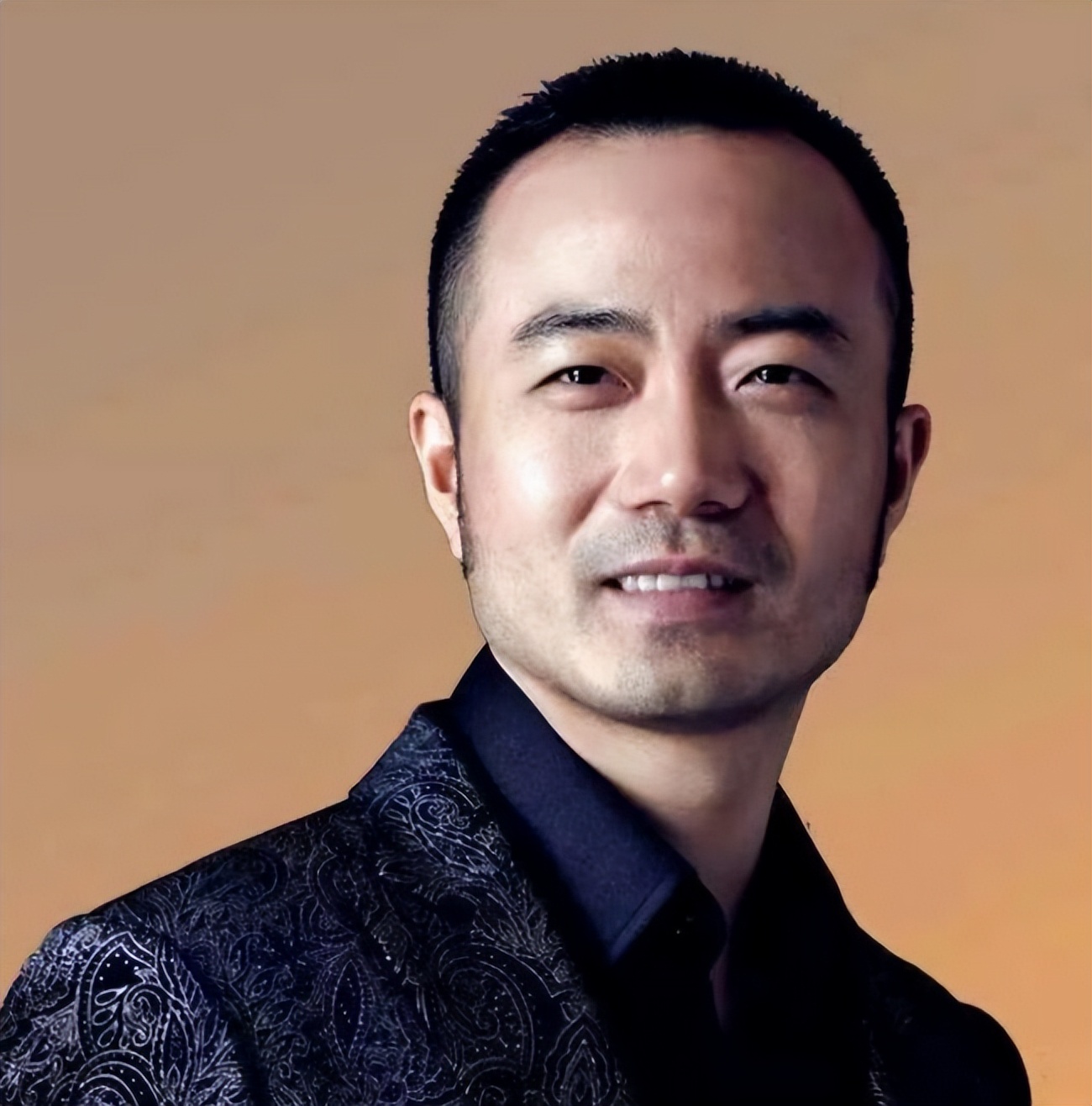 卷走国人数百亿,却在他国被奉为座上宾:这个富豪,什么来头?