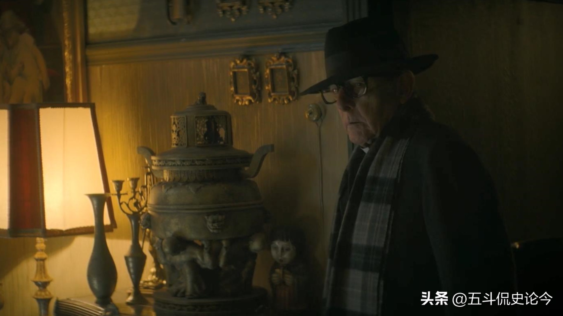 西班牙悬疑电影老太太,西班牙驱魔电影有女巫拿水晶球的