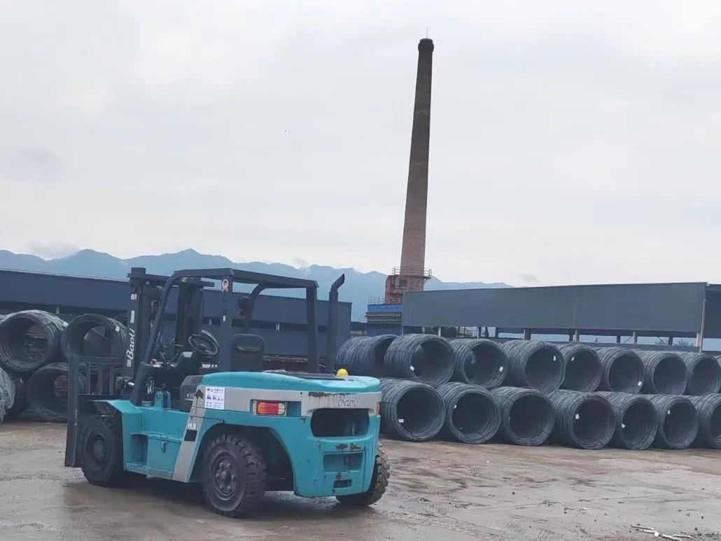 霸屏!青岛港上一抹流动的“宝骊蓝”