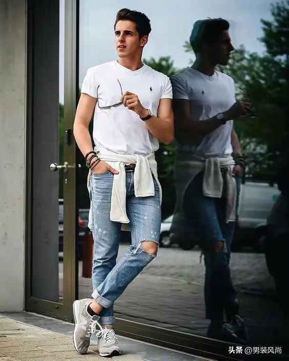 男士黑色t恤搭配什么颜色牛仔裤,男士白色t恤配什么颜色牛仔裤