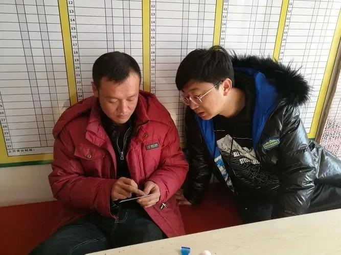 拾荒男子研究彩票视频,拾荒男子桥洞研究彩票