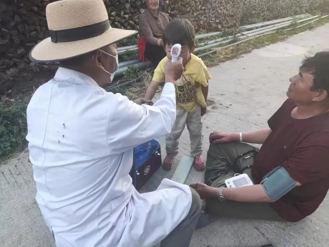 【中国好医生好护士】8月候选人点赞评议开始啦！四川4人入围，快为他们扎起！