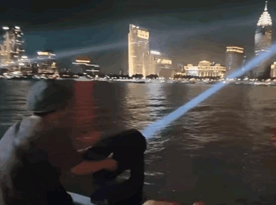 内有动图!两母女上海玩最贵玩具,数万元的景观灯差点爆了,好险!