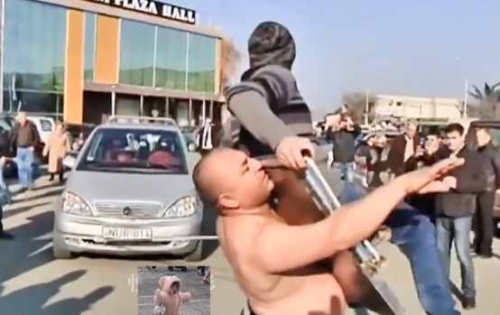 男孩的身体有强磁，可以吸住50斤铁锅，还能帮邻居用磁力治病