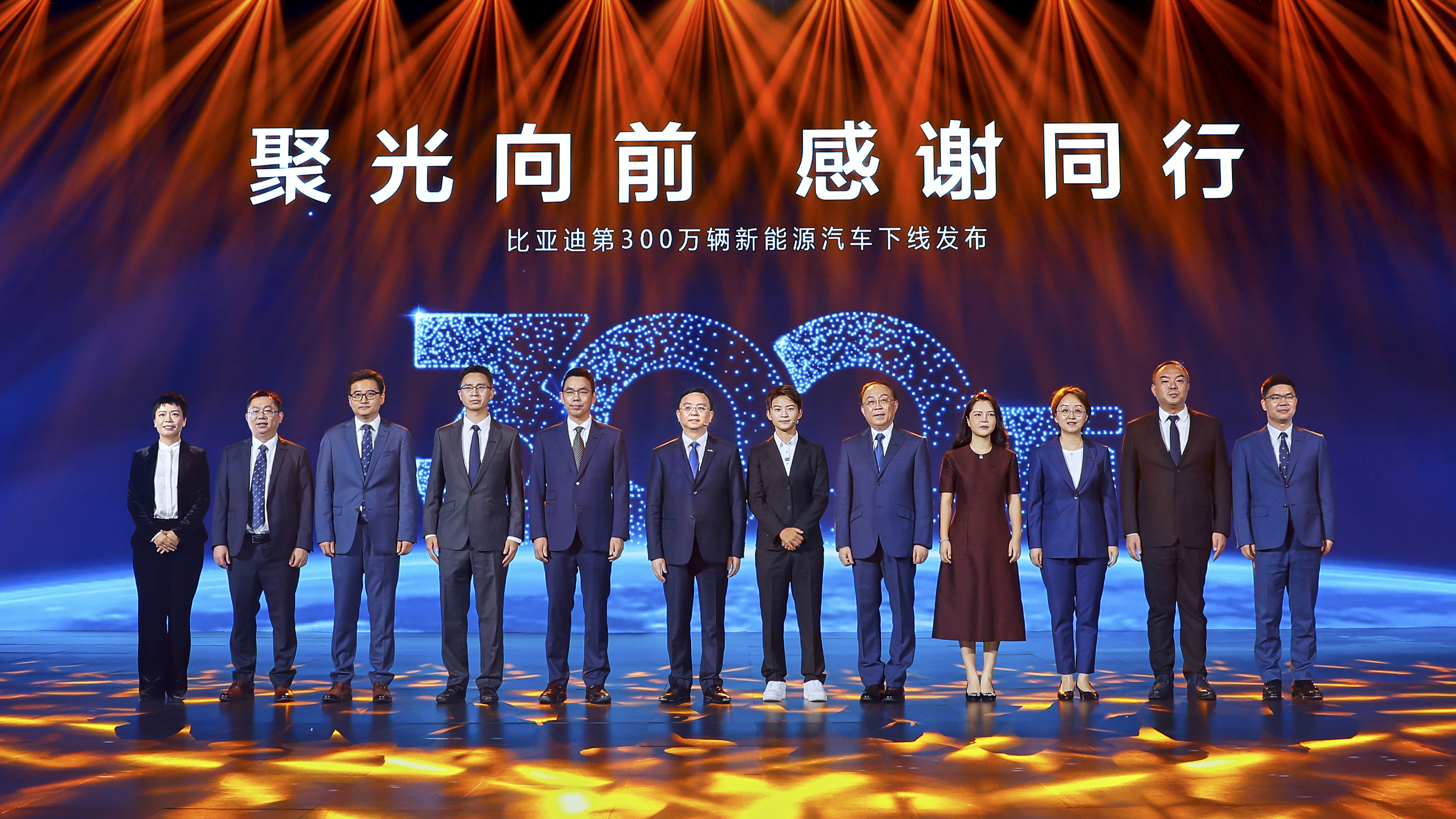 比亚迪王传福新车发布霸气演讲,比亚迪总裁王传福为元up车主交车