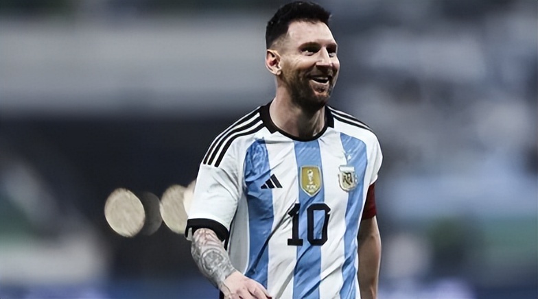 球迷冲进球场拥抱梅西被抬着离开,球迷冲进球场拥抱梅西最新消息