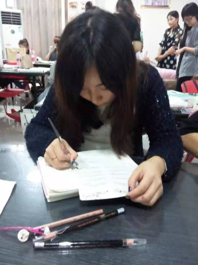 我，四川女孩，曾是五星级酒店前台，后来创业开店，赚钱买房买车