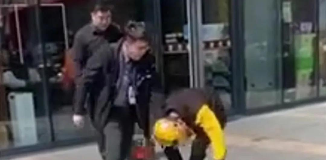 上海一男子当街行凶打女子,上海一男子当街行凶被群殴