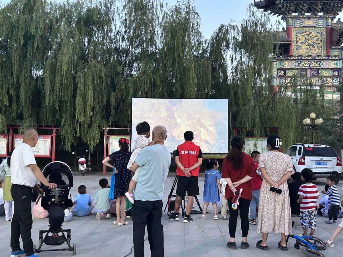 【小区*党**员阵地建设】西固区陈坪街道小坪社区小坪河湾小区*党**员阵地组织居民观看公益影片《烈火英雄》