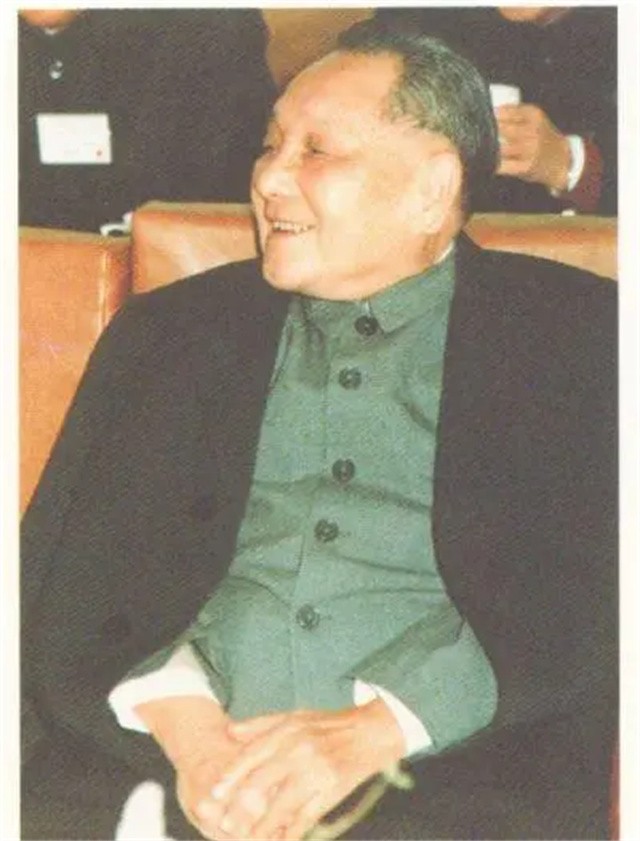 1988年全国人大会议上，有人给*小平邓**递纸条：小平同志请不要吸烟