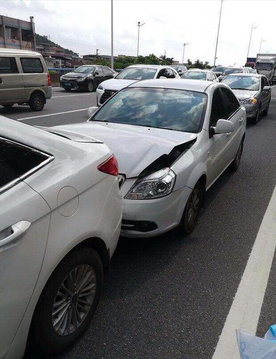 开车追尾不知情开走了怎么处罚,车辆被追尾只走保险后面能报警吗