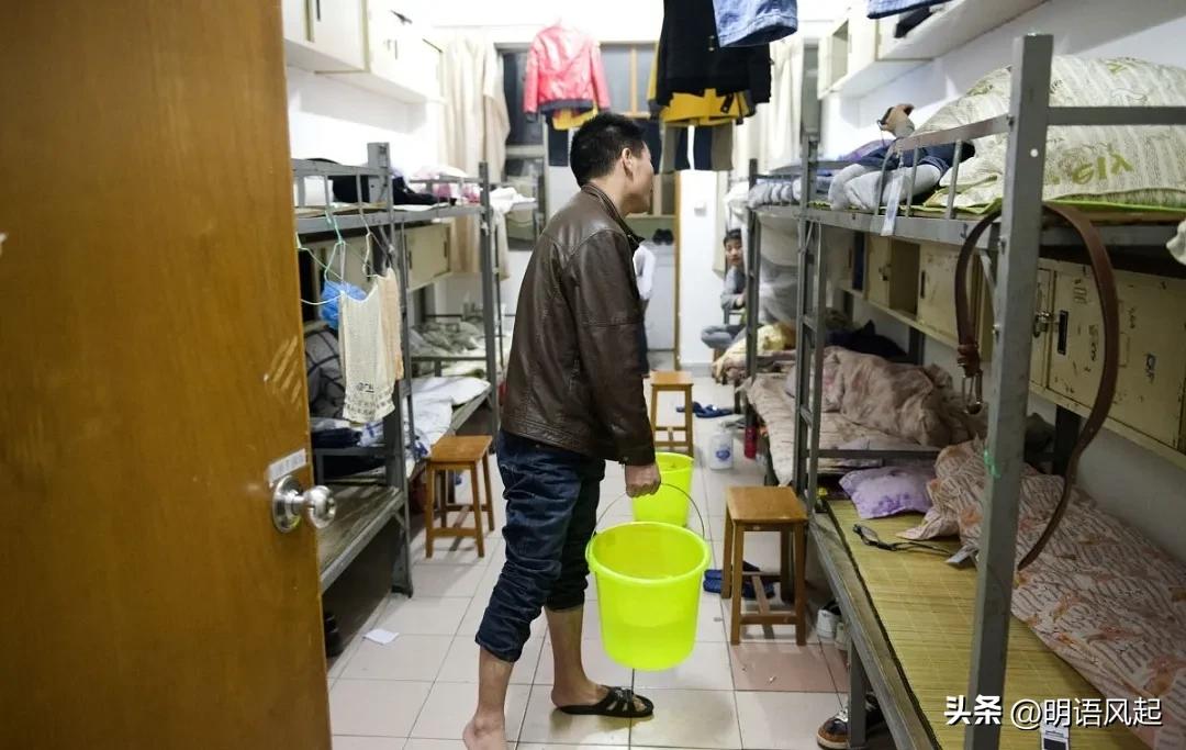 东莞往事：晚上睡觉被子里伸进一只手，打工爱情分分合合终有时