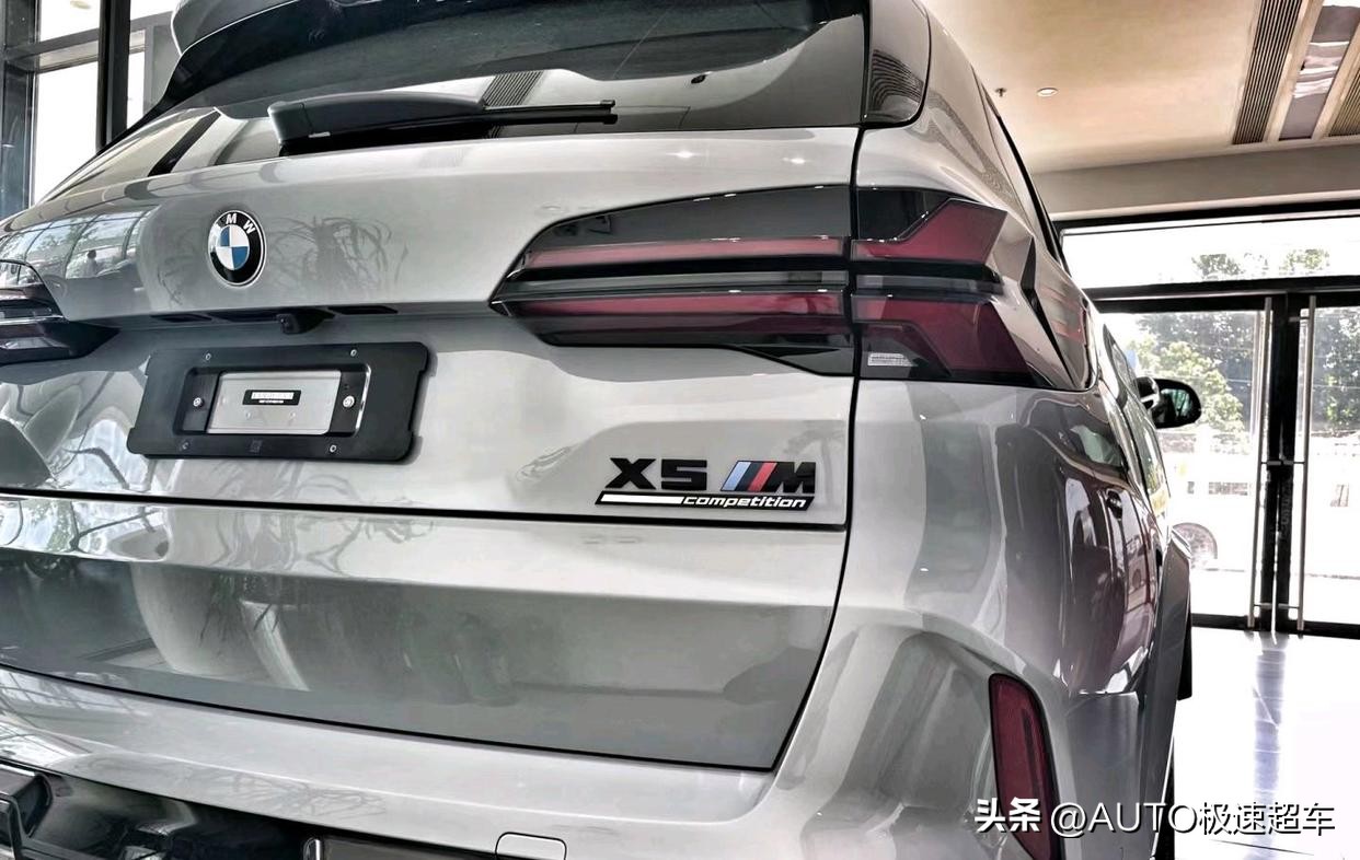 宝马x5m4.4tv8双涡轮增压发动机,全新宝马X5M