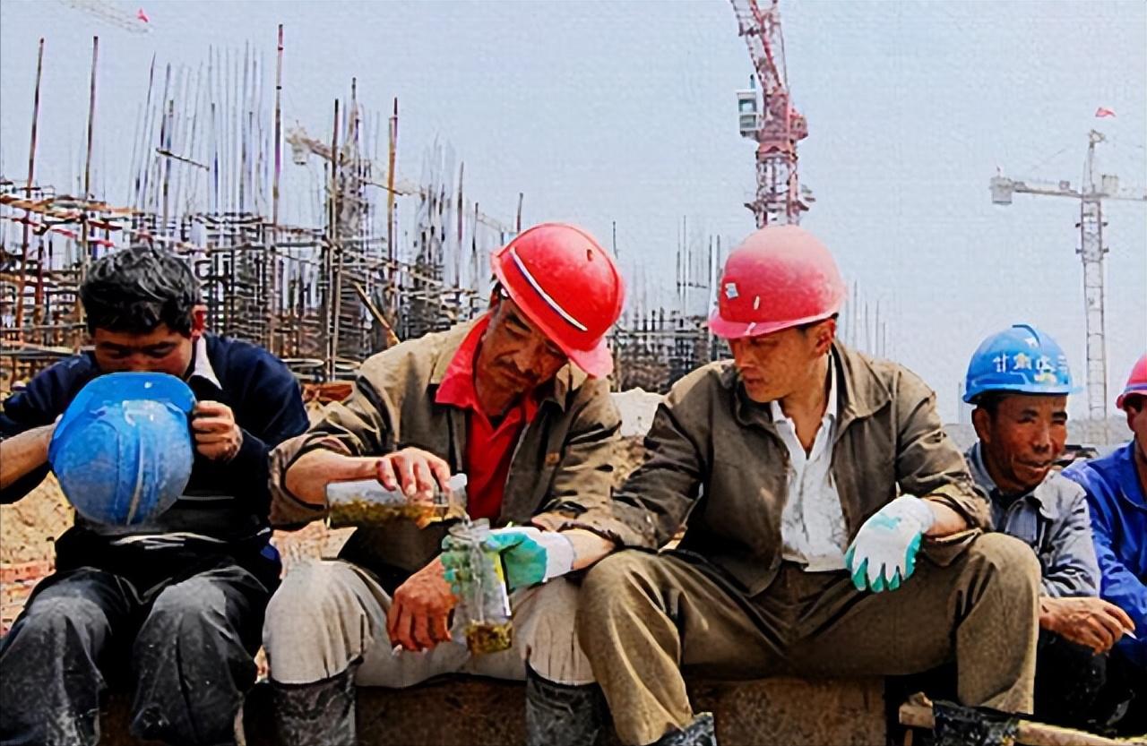 工地一人一天能挣多少钱,工地底层干活到底有多累