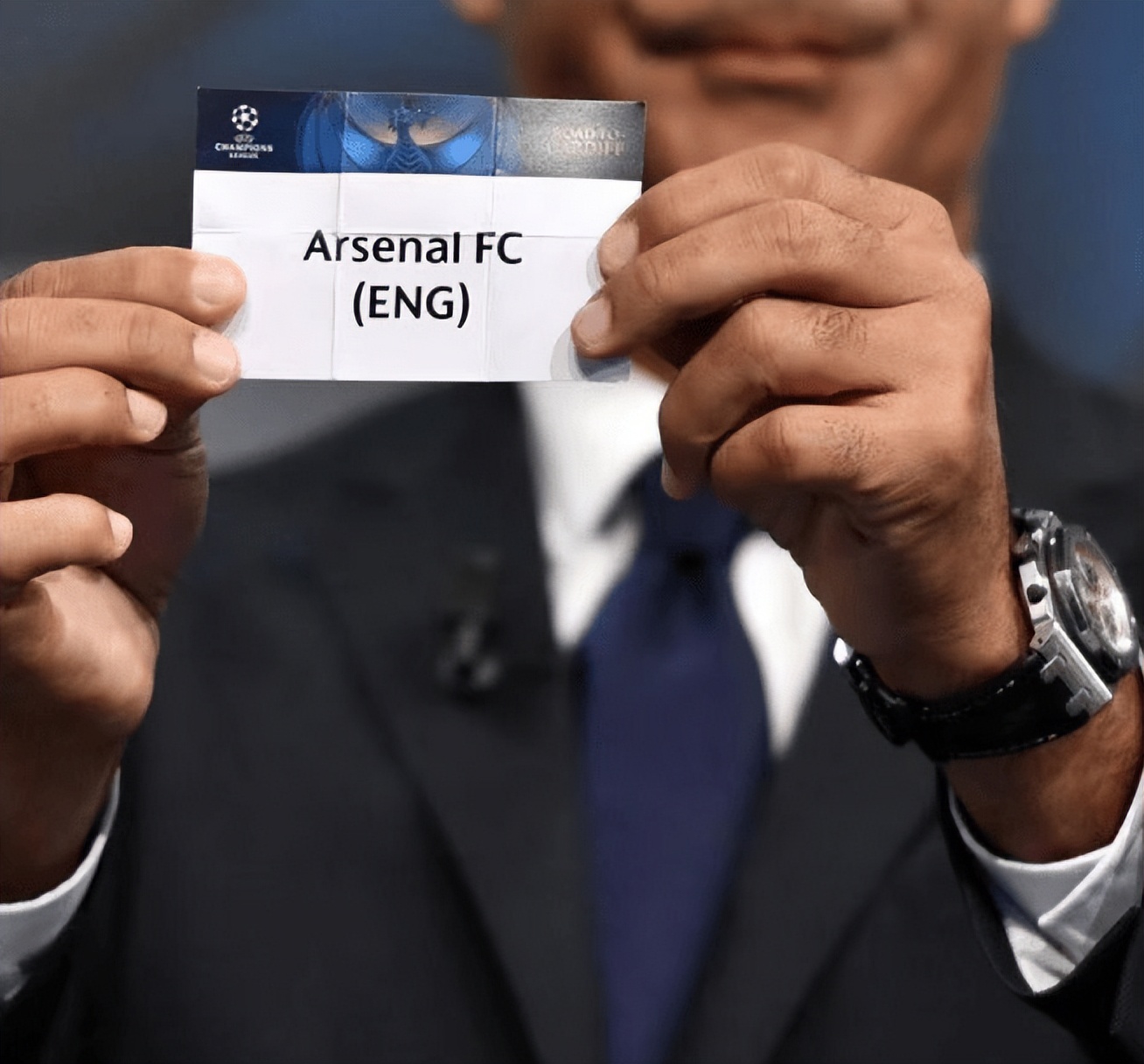 哈兰德疗伤,哈兰德解开头发