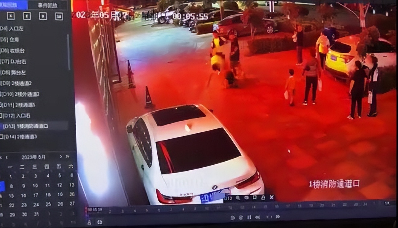 男子酒吧门口对女孩拳打脚踢当事人叔叔：肇事者称有“关系”拒绝道歉，其妈妈是当地网红