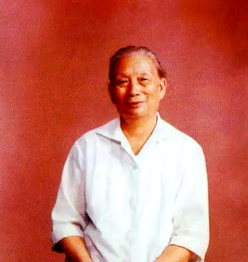 她曾担任广东省委书记，挽救了两位开国中将，66岁被重新启用