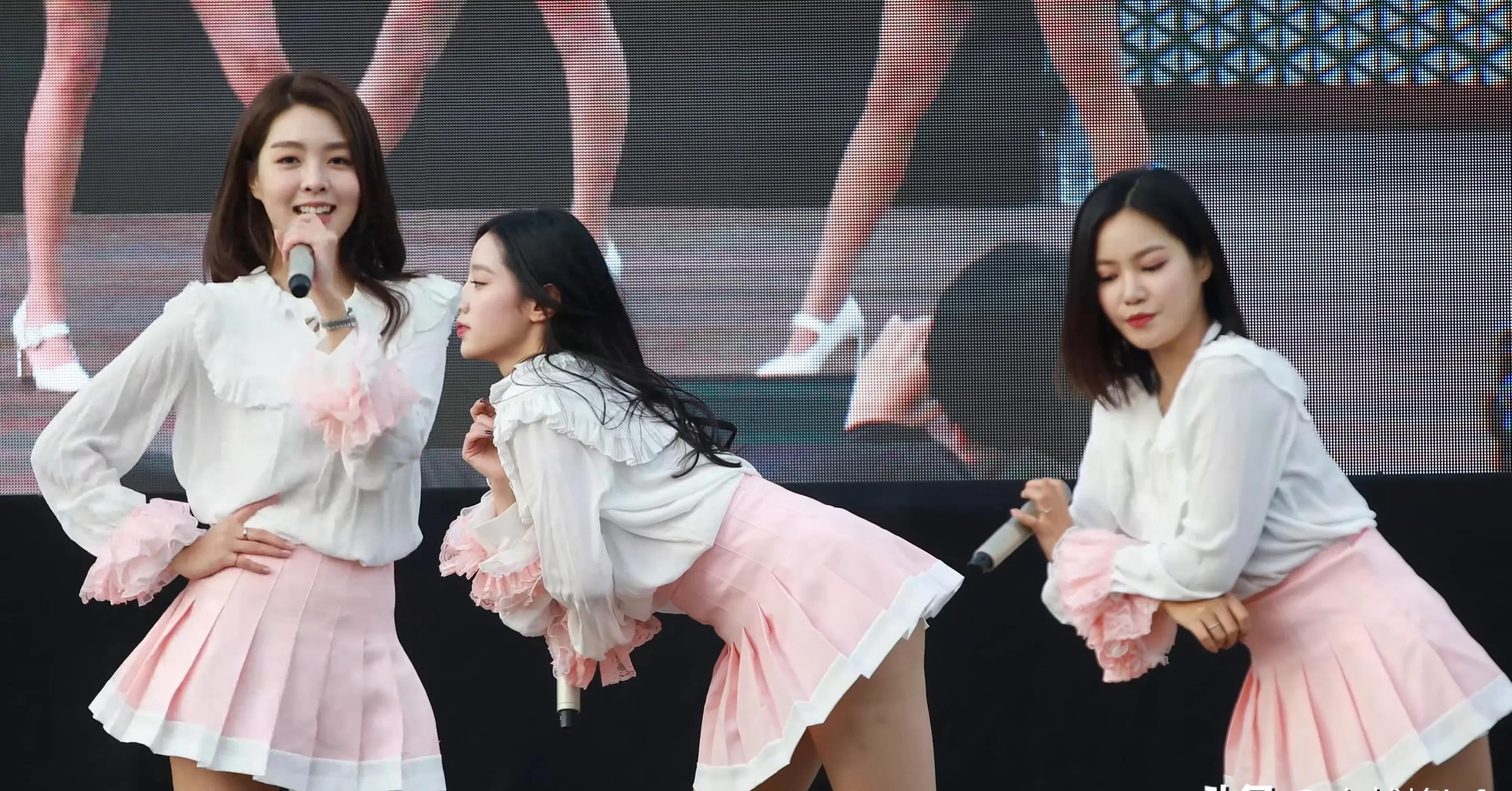 女艺人在校园表演摸*体下**舔手，污秽不堪，告发涉嫌演出淫乱罪