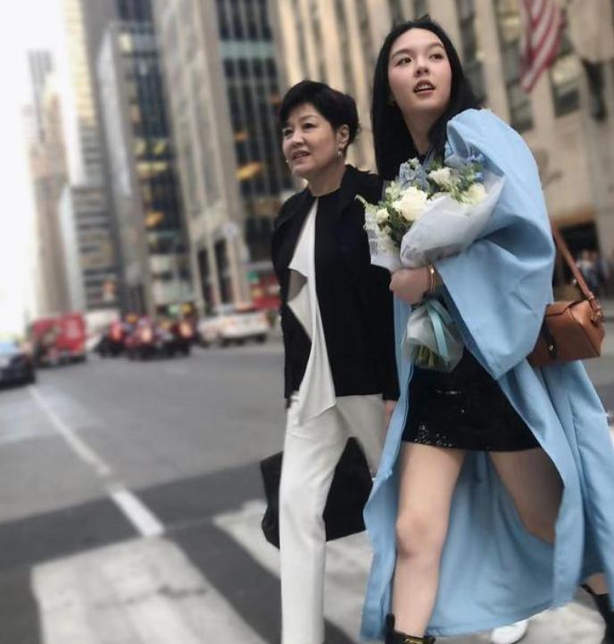 李咏女儿首次公开亮相,李咏女儿照片惹争议