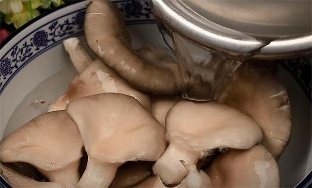 炸蘑菇用面粉还是淀粉,炸蘑菇到底用面粉还是淀粉