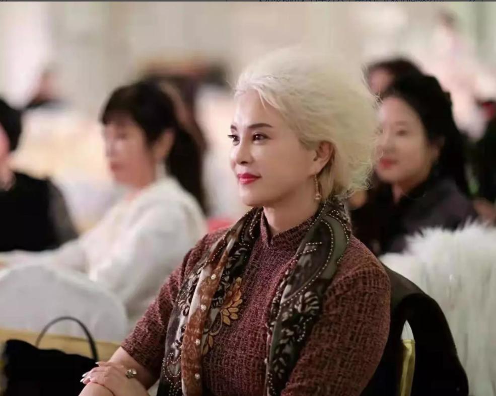 “励志大妈”于书：前夫出轨，两度瘫痪，一夜白头，如今惊艳众人