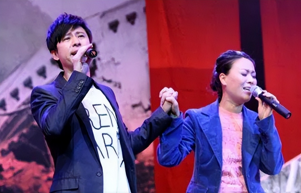 公然挑衅刀郎，机场怒踹粉丝，歌坛“一姐”那英究竟凭啥这么狂？