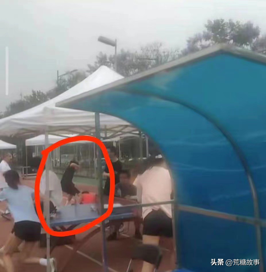 四川大学足球队员被打，在场无人还手，克制是川大的修养与气度