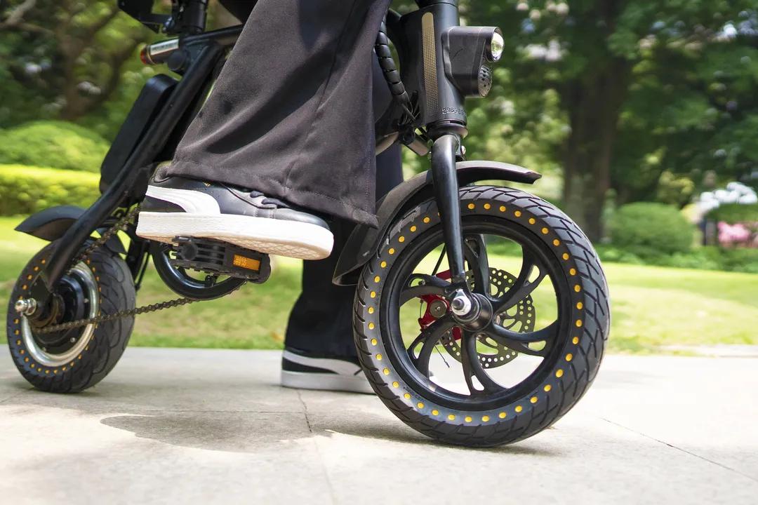 换上轻弹轮胎，电动自行车出行更轻松自信