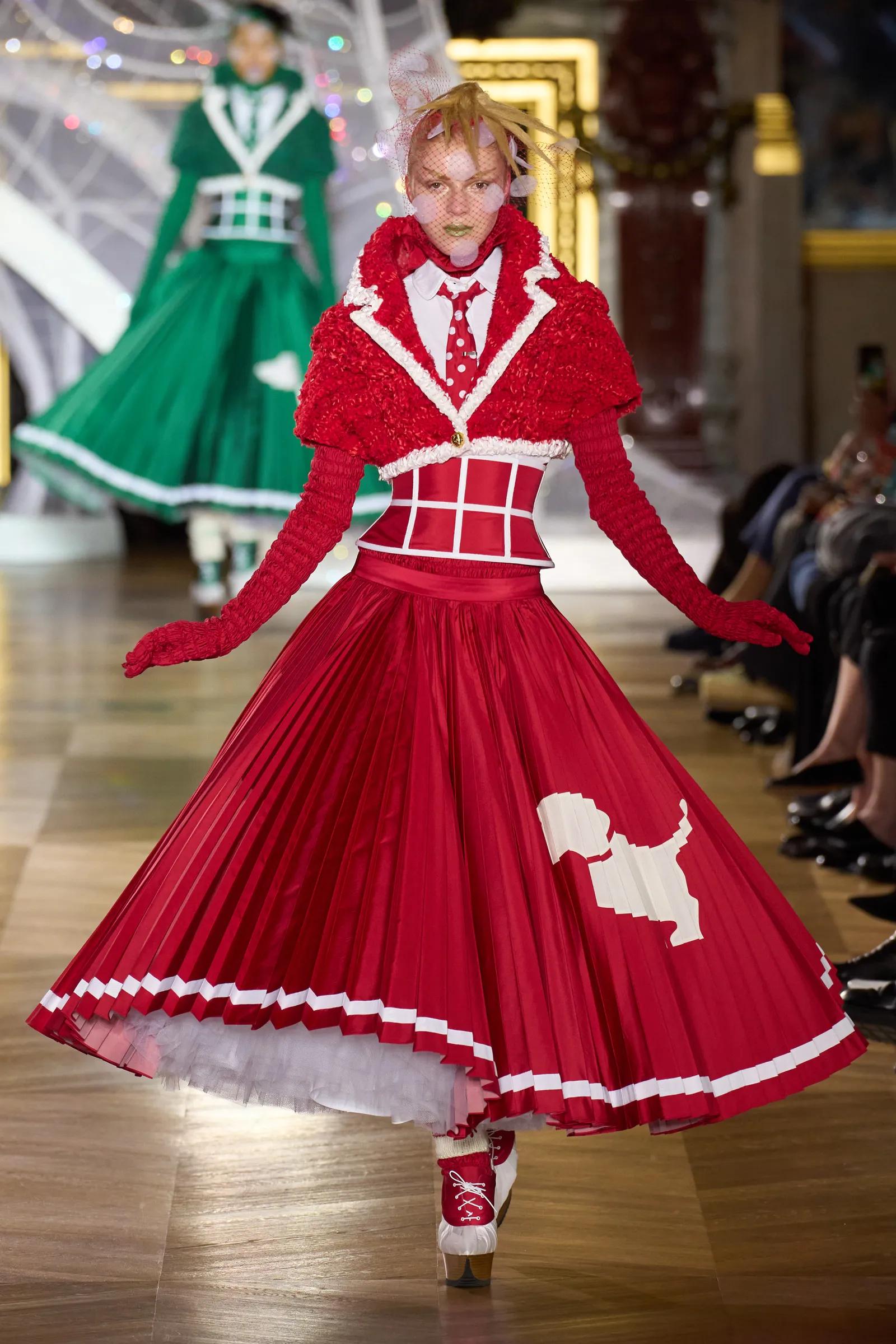 从《王冠》到《白莲花大饭店》，女主穿搭就是你23春夏时尚教科书