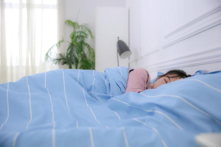 脑出血恢复期躁动胡言乱语不睡觉,脑出血之前睡觉有征兆