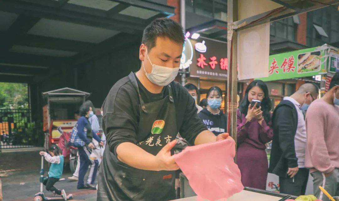 武汉90后小伙变身卖煎饼，夜市摆摊2年买房开奔驰