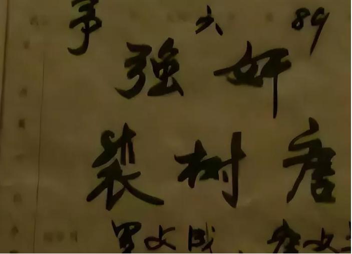 甘肃一女学生遭老师强奸，老师出狱后，女学生下跪：对不起我错了