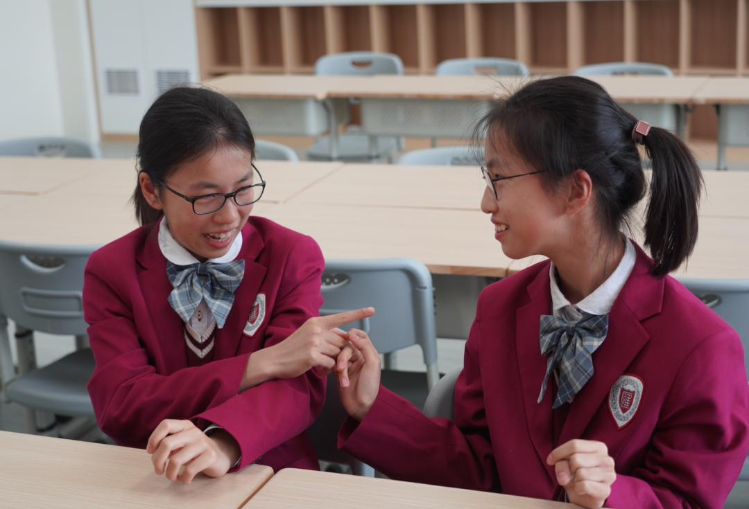 双胞胎姐妹在一个学校上学,双胞胎姐妹在同一所学校