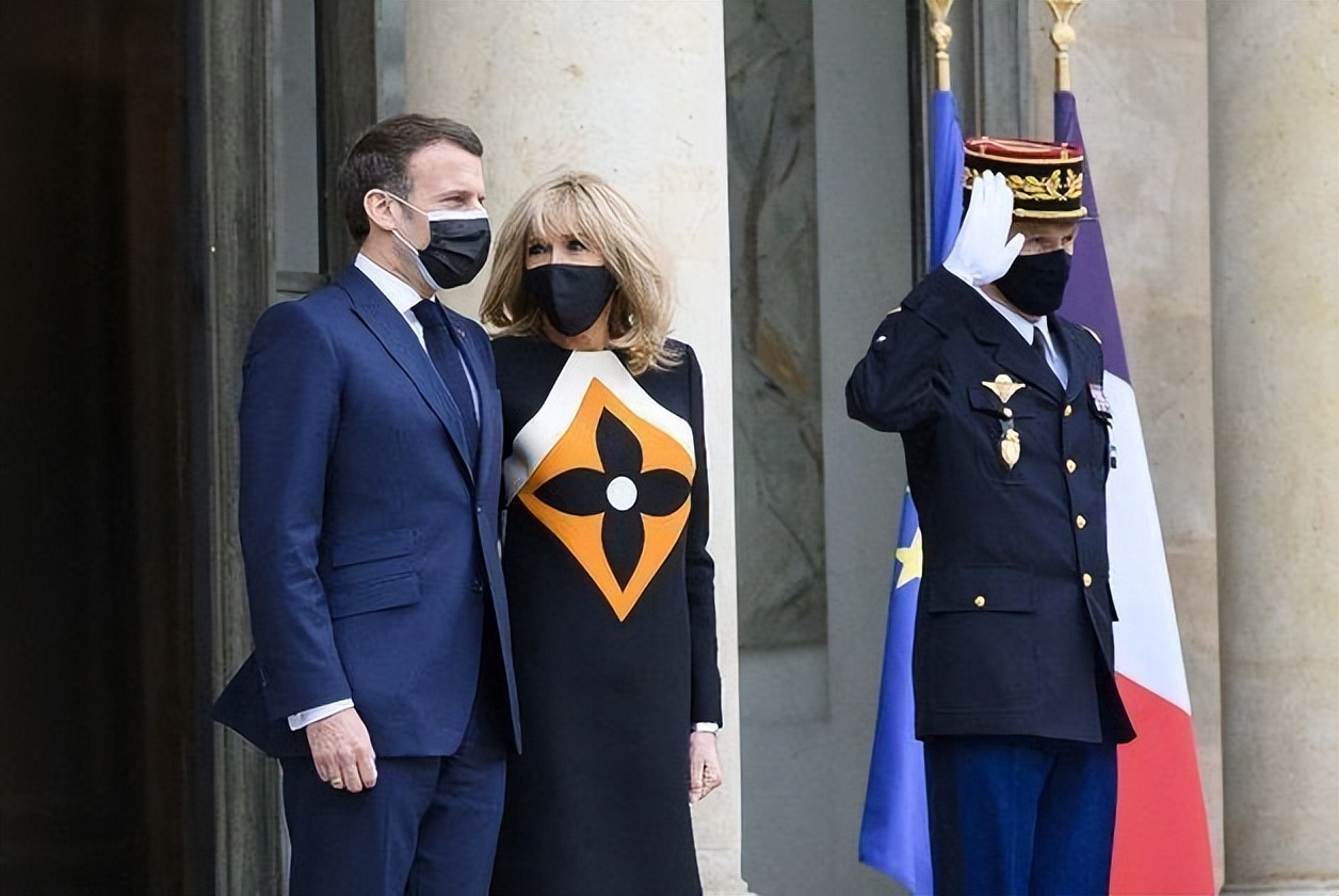 法国夫人买一次性口罩,法国马克龙与妻子