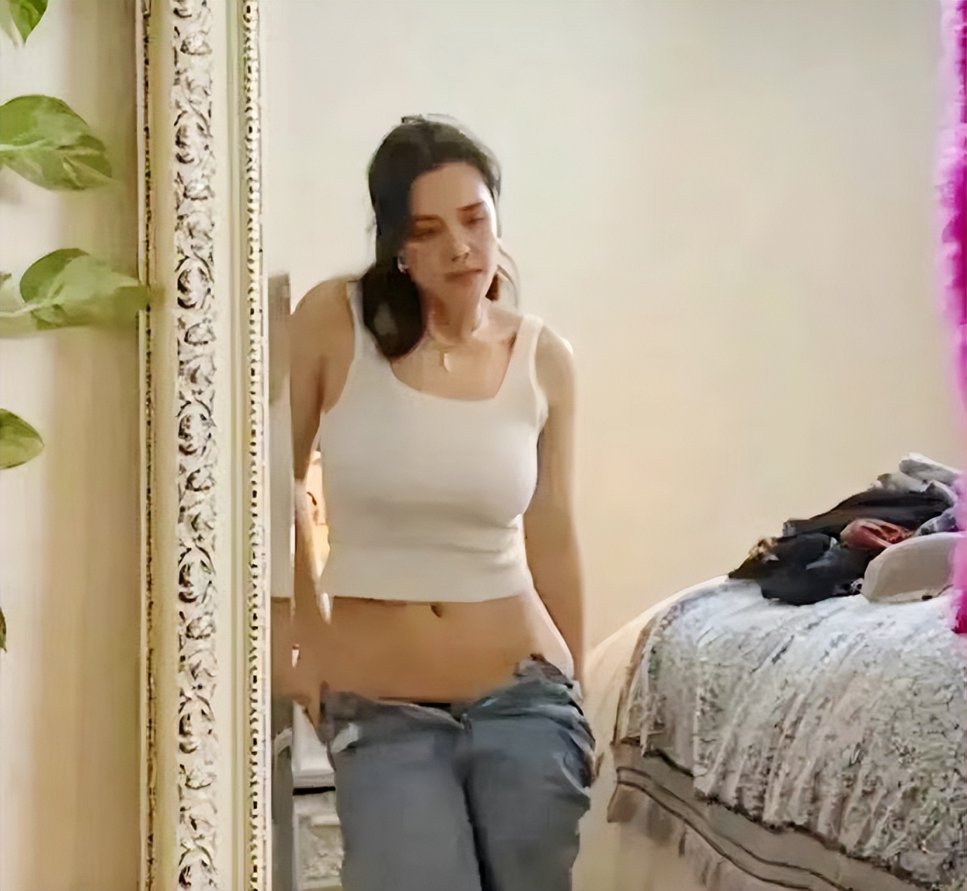 有一种尴尬叫“星二代玩性感”，*裤底**胸部全露，让明星父母都脸红