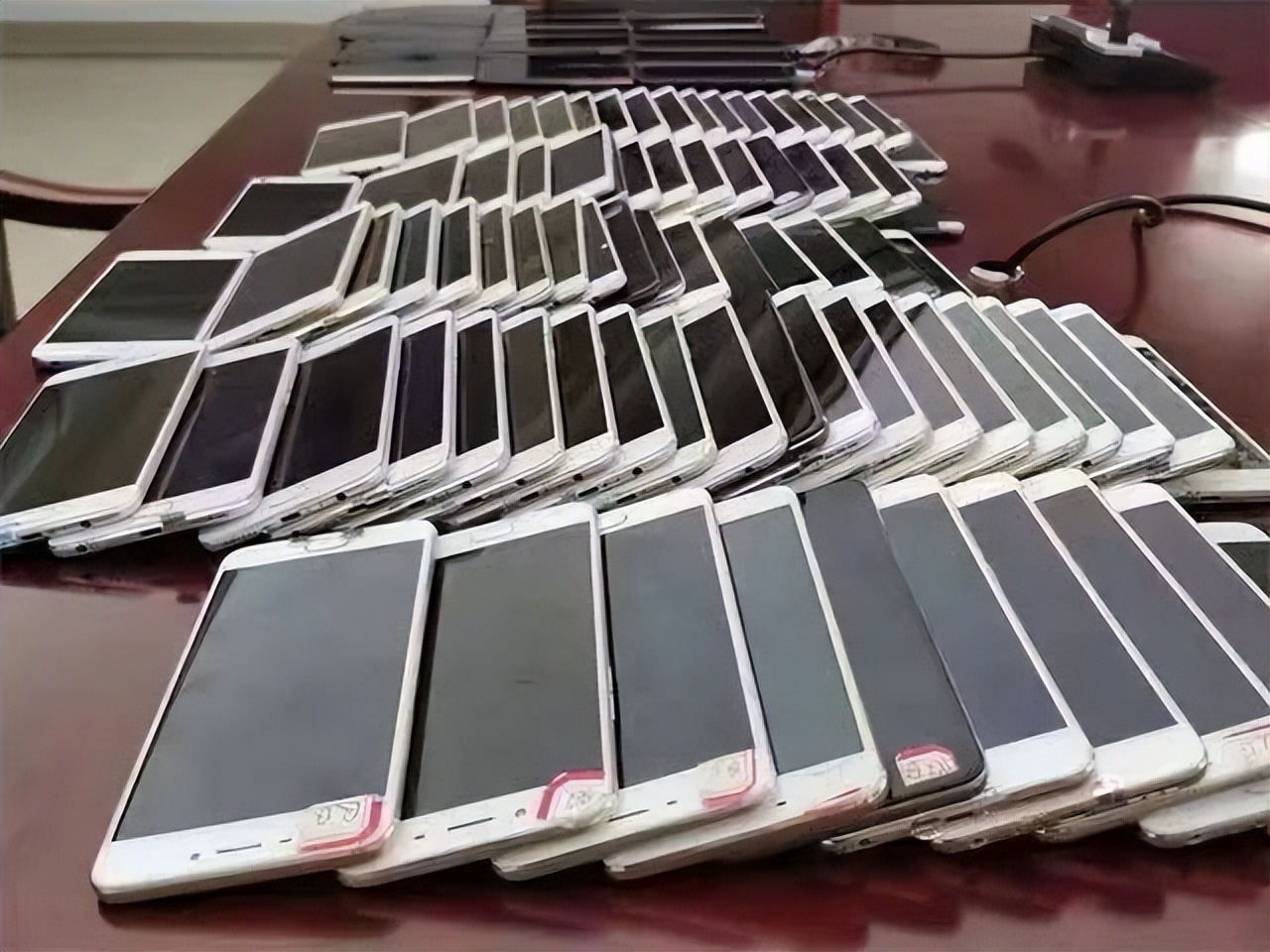 这款“赢比赛、赚奖金”的电竞游戏，竟让玩家不知不觉成了赌客……｜今晚九点半