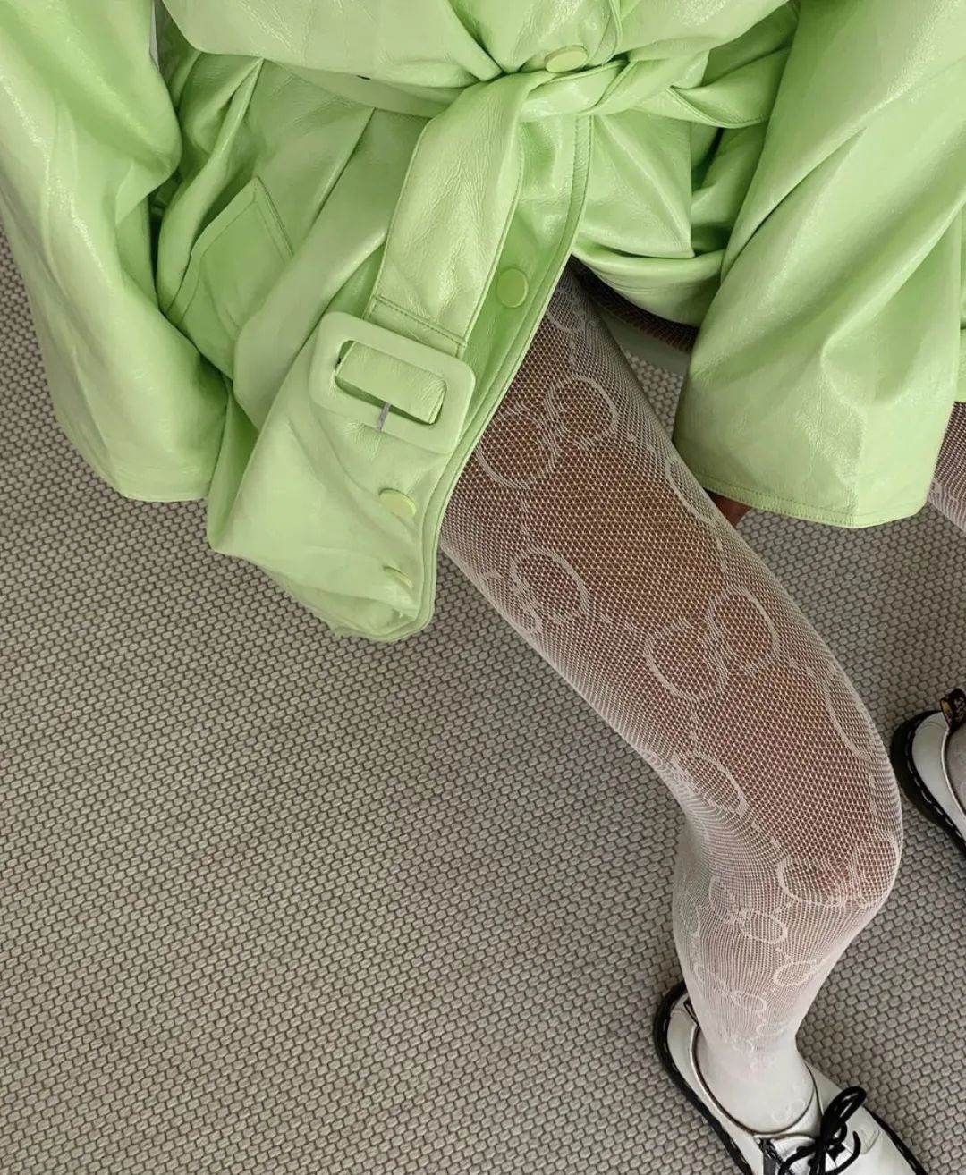 谁说丝袜只能配长靴,谁说丝袜不能配匡威的