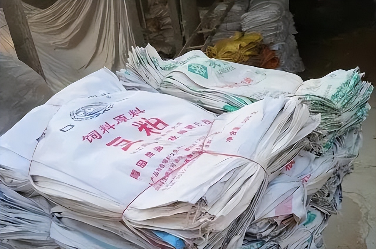 2名女子裸死菜地，*体下**塞满荒草，警方靠米糠袋抓获凶手