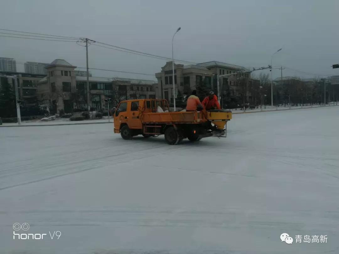 浴“雪”奋战!高新城维公司全力以赴保障道路通畅