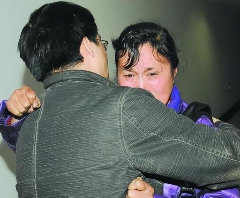 湖北男子去世母亲拨通了他的电话,男子把父母的遗体火化