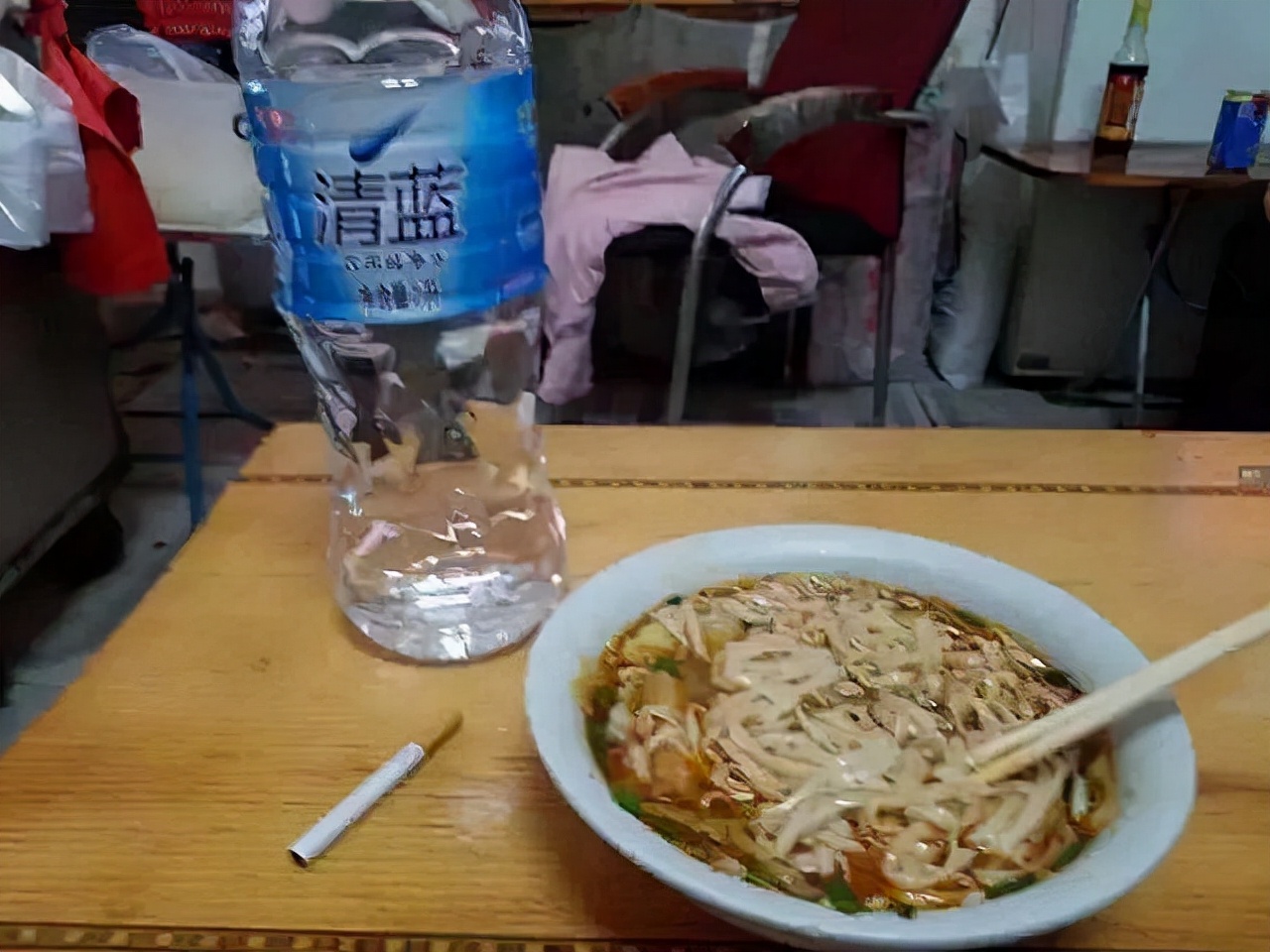 “三和大神”：每天混日结，为了口吃的，有人甚至会*身卖**份证